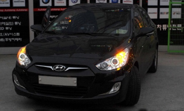 Замена лампы ближнего света Hyundai Solaris, противотуманной фары, габаритных лампочек и иной оптики