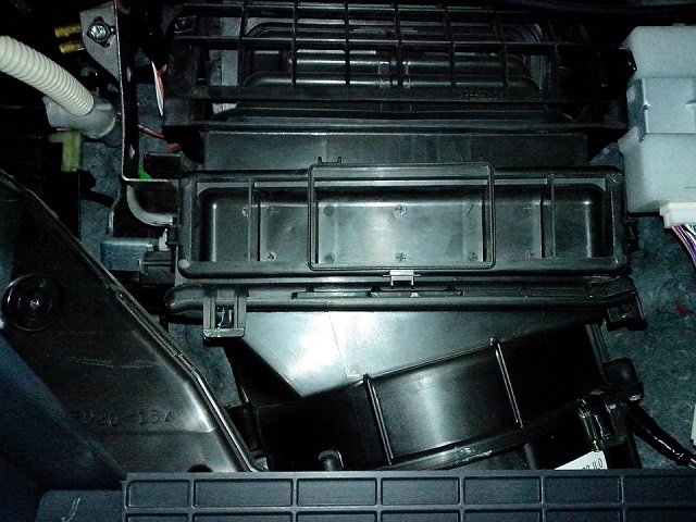 Особенности замены салонного фильтра на Сузуки SX4