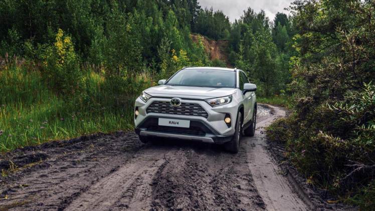 В России начали продавать абсолютно новый Toyota RAV4