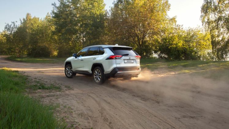 В России начали продавать абсолютно новый Toyota RAV4