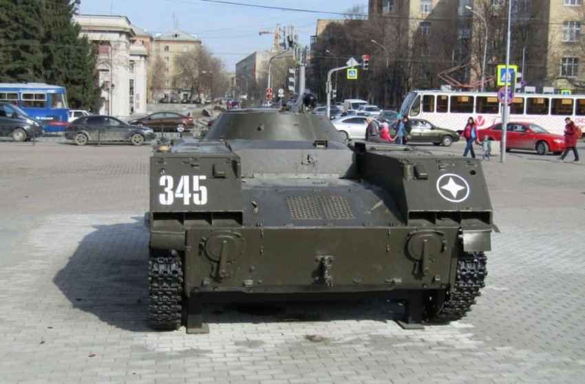 БМД против ВАЗа: в Костроме военные вылетели на красный и протаранили «девятку» (видео)