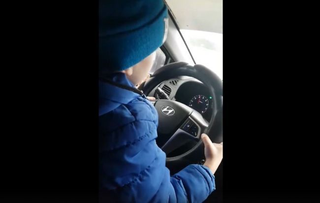 Челнинка посадила 6-летнего сына за руль и заставила выжать 130 км/ч