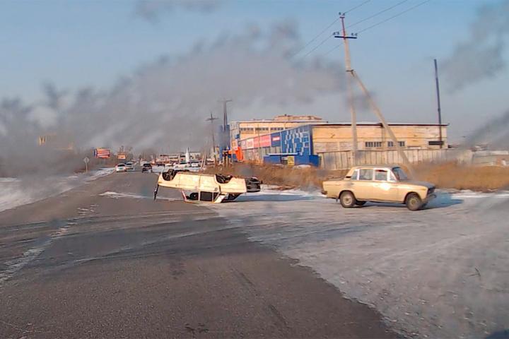 В Хакасии автомобили буксируют на крыше (видео)