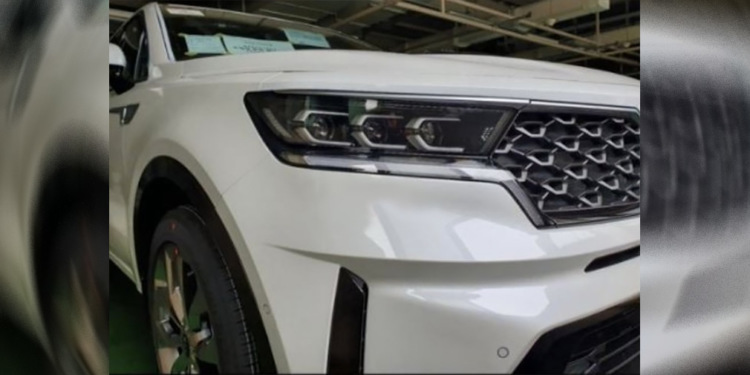 Новый KIA Sorento в стиле Optima: корейские фотошпионы подловили новинку без камуфляжа