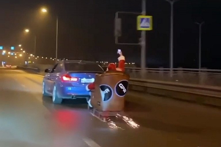 Водителю из Ростова дали штраф за нелегальный провоз Санта-Клауса в санях