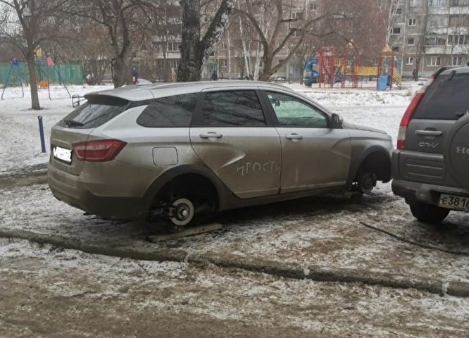В Екатеринбурге бандиты «разули» автомобиль по-питерски