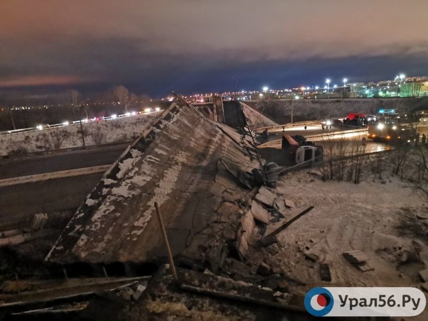В Оренбурге колонна грузовиков обрушила автомобильный мост (фото и видео)