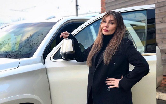 Актриса Бочкарева избавляется от своего «Кадиллака», потому что с кокаином на заднем диване удобней