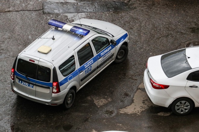 В Москве банда устроила стрельбу возле автосалона и спалила 10 машин