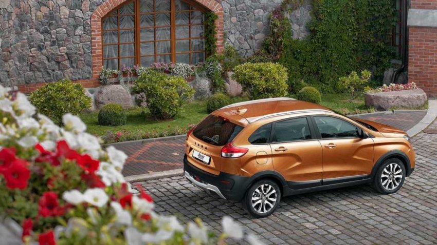 АВТОВАЗ отзывает тысячу новеньких Lada XRAY