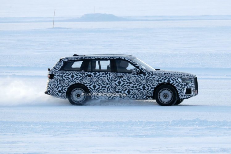 Внедорожник Aurus Komendant выпустили в озеро