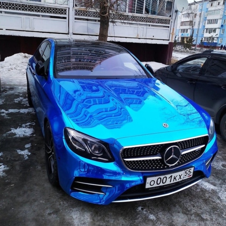 Самоизоляция по-сибирски: Mercedes влетает в толпу зрителей во время незаконных гонок (видео)