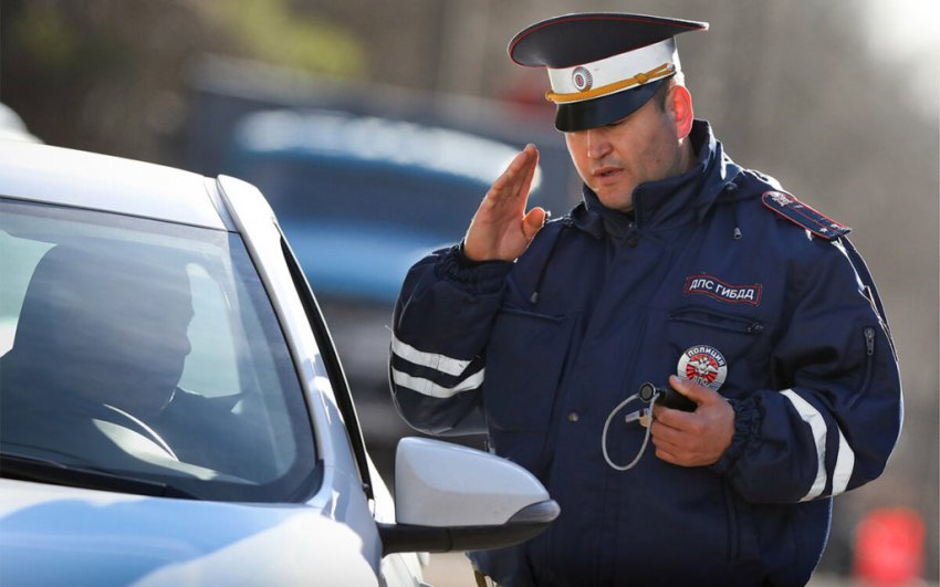 Если вас остановил инспектор, оставайтесь в машине: просьба ГИБДД