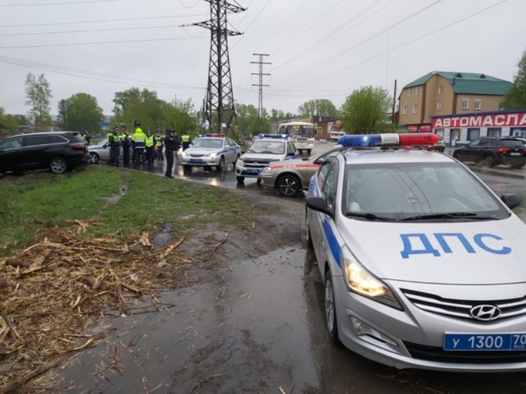 В Томске ребенок угнал кроссовер, чтобы прокатить 4-летнюю сестру: ГИБДД устроила эпичную погоню (видео)