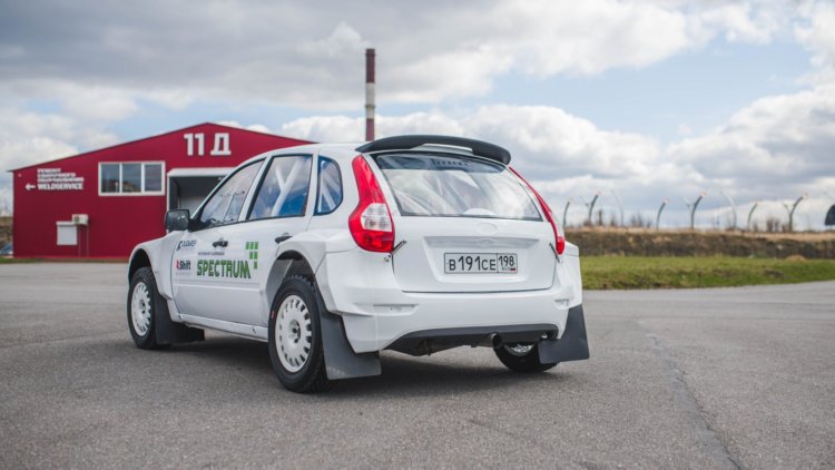 В Санкт-Петербурге тестируют уникальную 300-сильную Lada Kalina