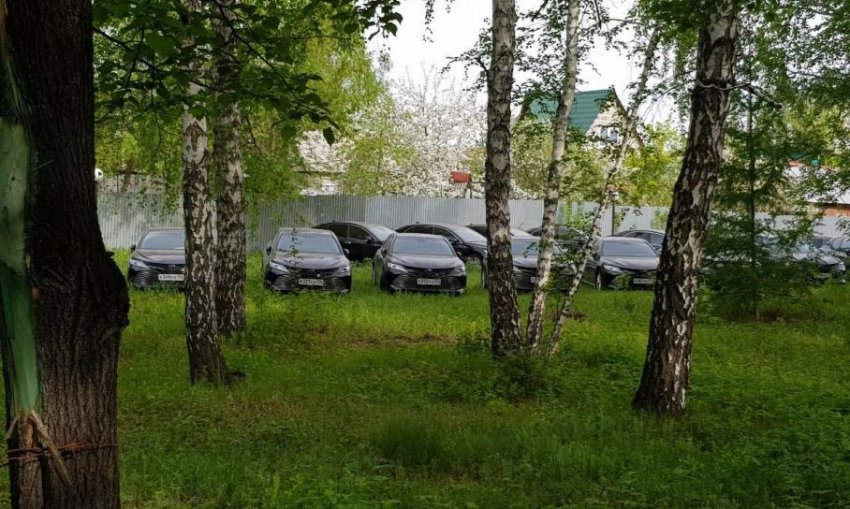 Челябинские чиновники купили 50 новых Camry через госзакупки и бросили их ржаветь