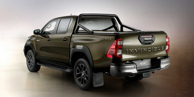 Обновленный Toyota Hilux стал похож на RAV4