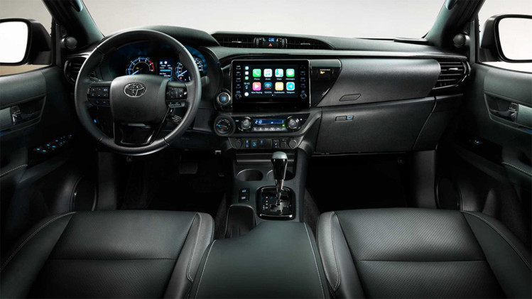 Обновленный Toyota Hilux стал похож на RAV4