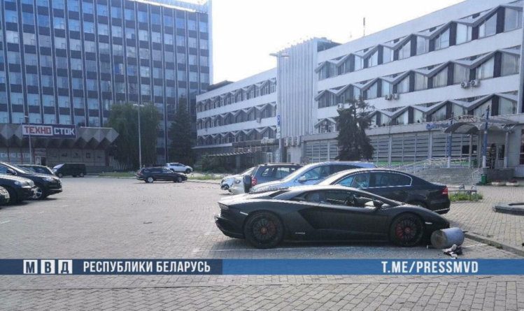В Минске россиянин расколотил Lamborghini Aventador мусорным ведром (видео)
