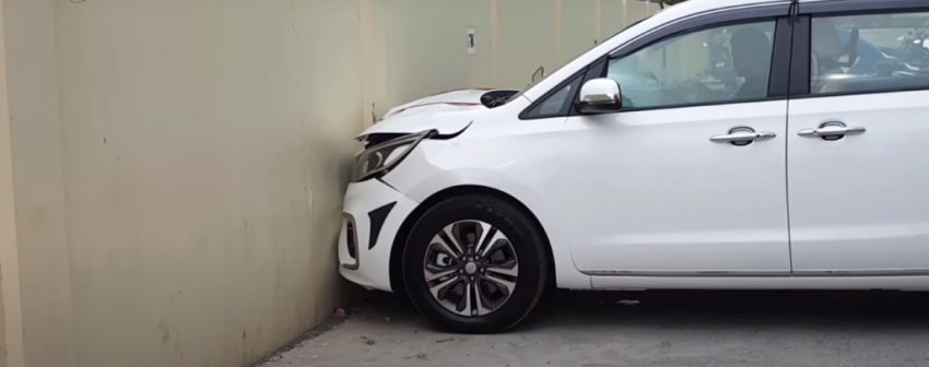 Водитель расплющил новенький KIA о стену автосалона: его реакция ошарашила всех