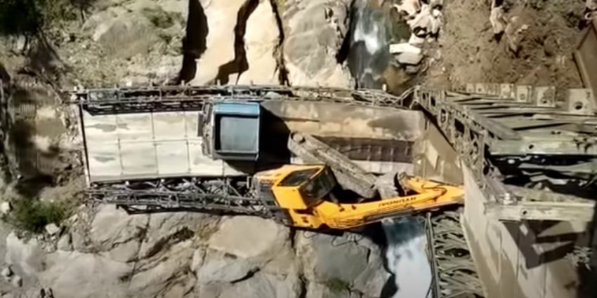 Тяжелый грузовик обрушил мост и рухнул в ущелье (видео)