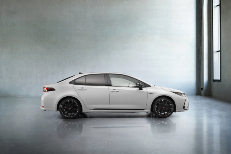 Официально представлена Toyota Corolla GR Sport: когда ждать продажи в России?