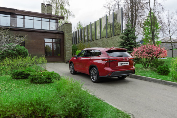 Изучаем цены и комплектации нового Toyota Highlander для России