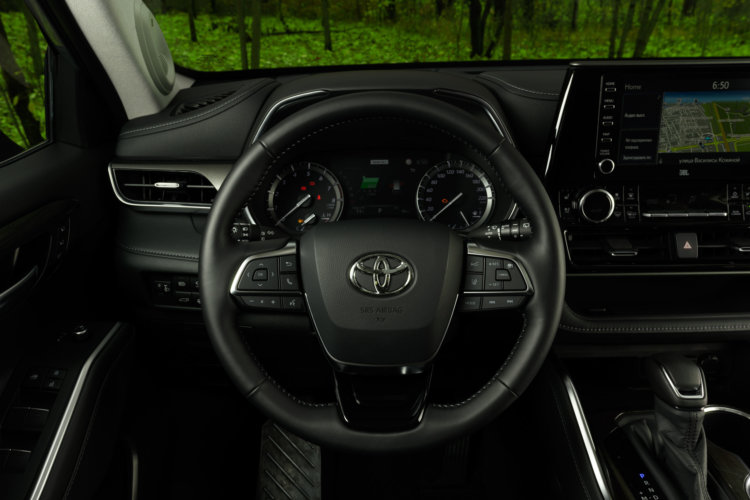 Изучаем цены и комплектации нового Toyota Highlander для России