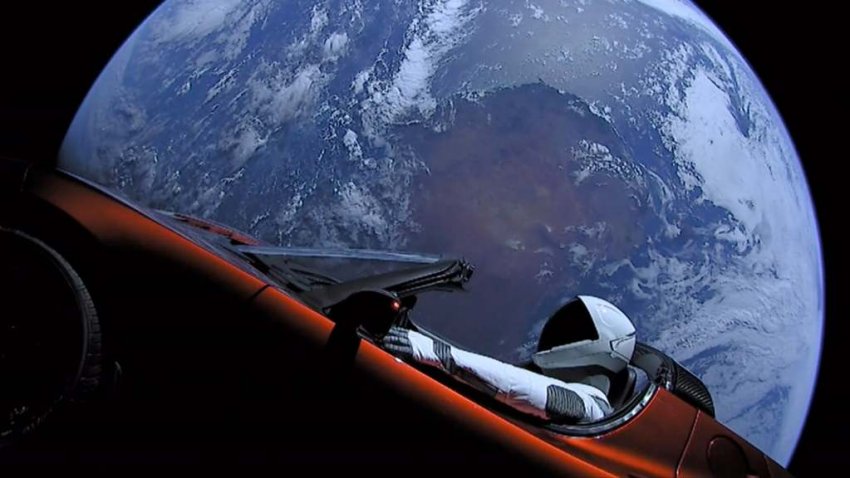Электрокар Tesla Roadster занесли в мусорный список