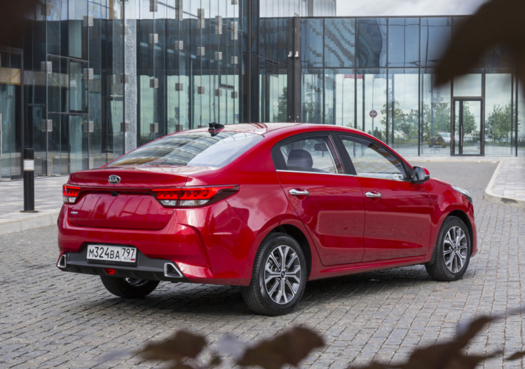 В России стартуют продажи обновленного седана KIA Rio. Когда ждать X-Line?