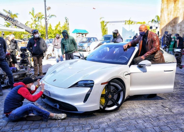 Дуэйн Скала Джонсон не смог влезть за рулем Porsche Taycan и сорвал съемки боевика