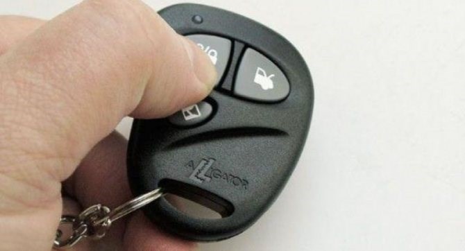 Почему Горит Лампочка Сигнализации При Движении Автомобиля – Отключить иммобилайзер